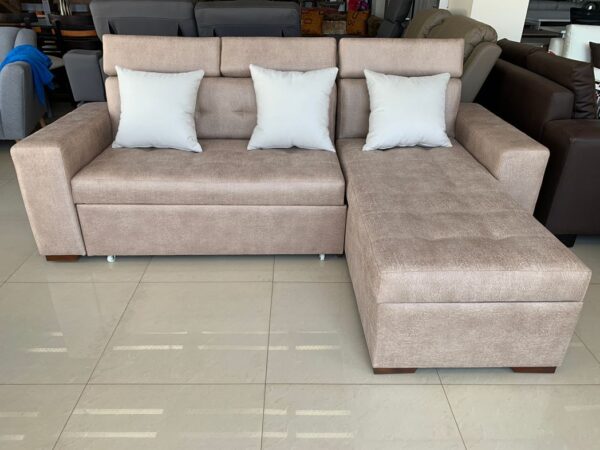 Esquinero sofá cama con cheslong, color café, moderno, lineal con cabeceras reclinables.